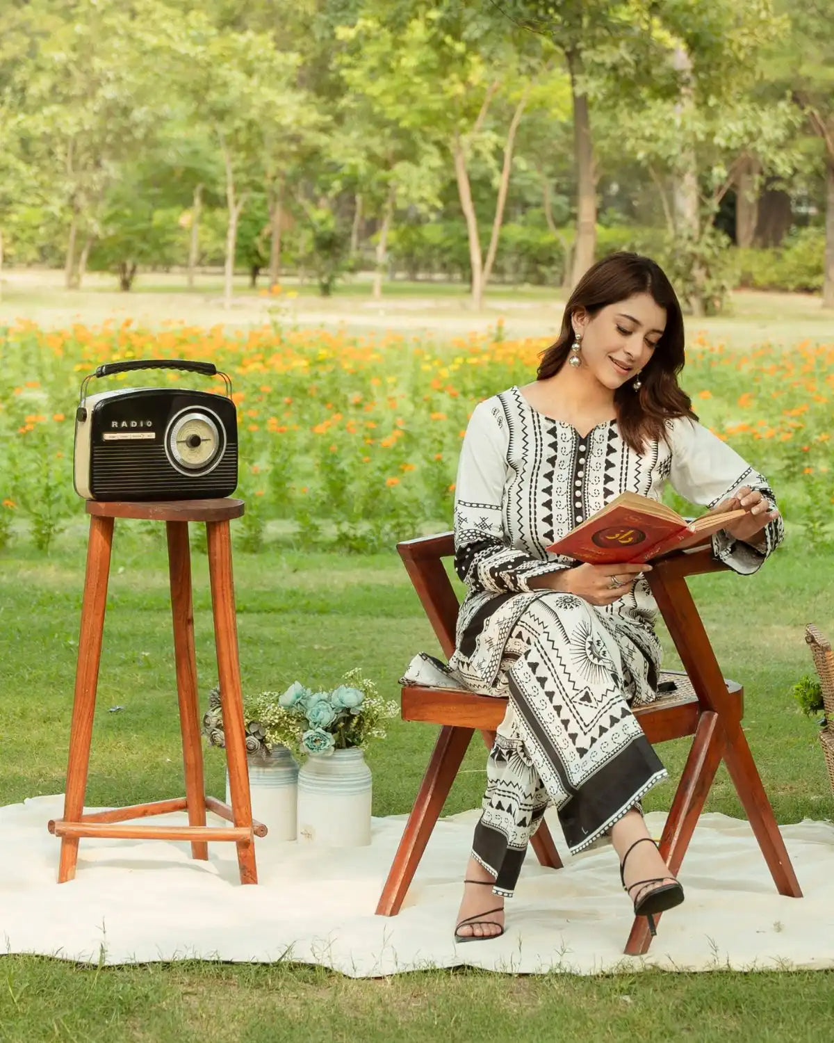 MONOCHROME TAILS DR-03